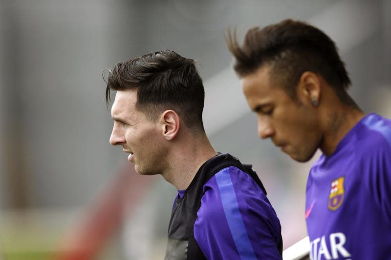 Los delanteros del FC Barcelona, el argentino Lionel Messi (i) y el brasileño Neymar jr., en un momento del entrenamiento de su equipo en la ciudad deportiva Joan Gamper, en la víspera del partido de liga que les enfrenta mañana al Córdoba. EFE/Alejandro García