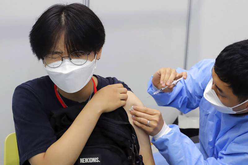 南韓民眾正在接種新冠疫苗。（美聯社）