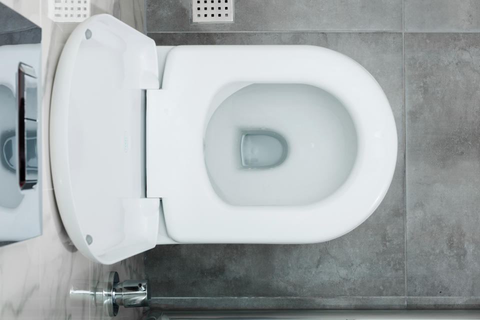 Damit die Toilette blitzblank sauber wird - und bleibt - braucht es hin und wieder eine tiefenwirksame Kur in Form eines Reinigungsschaums (Symbolbild: Getty Images)