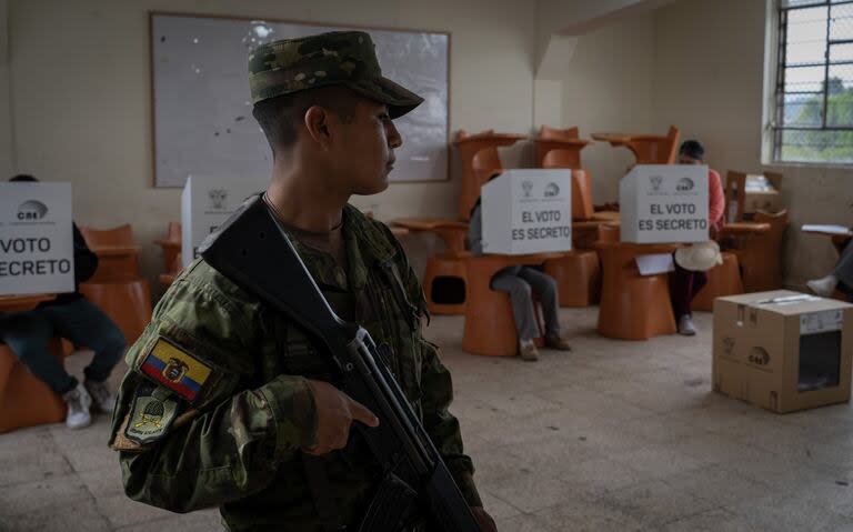 Un militar vigila en un colegio electoral, en Quito, capital de Ecuador, el 21 de abril de 2024
