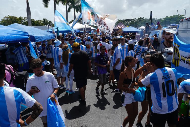 Hinchas argentinos en la previa de la final en Miami.