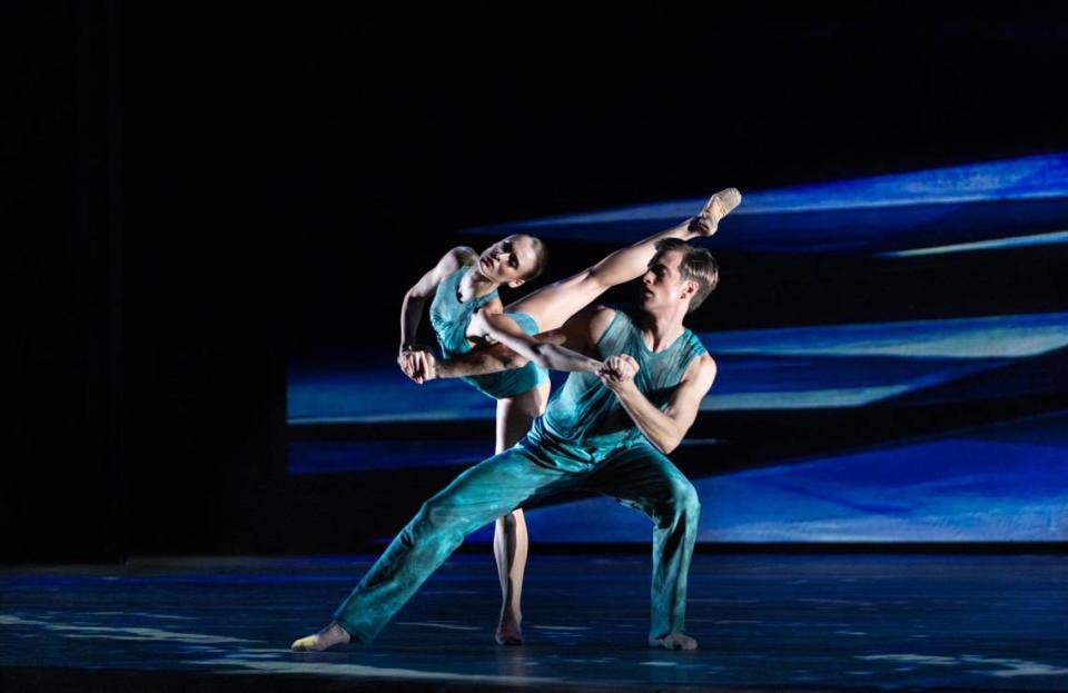 Hannah Fischer y Steven Loch en “Sea Change”, coreografía de Jamar Roberts. Foto Alexander Iziliaev/Cortesía Miami City Ballet
