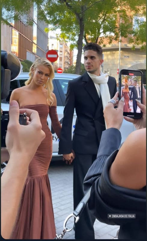 Marc Bartra y Jessica Goicoechea