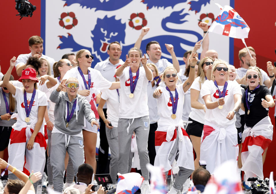 England players sing Sweet Caroline on stage during a fan celebration to commemorate England's historic UEFA Women's EURO 2022 triumph in Trafalgar Square, London. Picture date: Monday August 1, 2022.