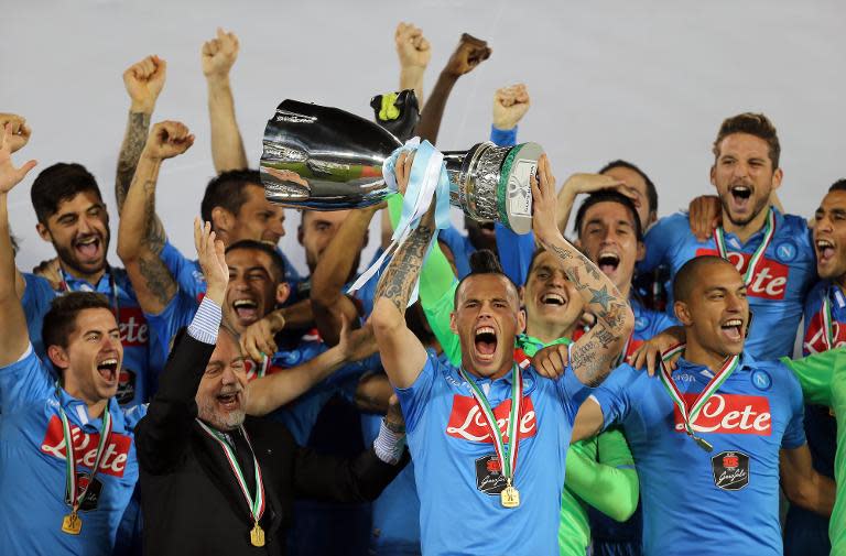 Aurelio De Laurentiis (2nd left at borrom) and Napoli captain Marek Hamsik hold the Italian Super Cup trophy in Doha on December 22, 2014