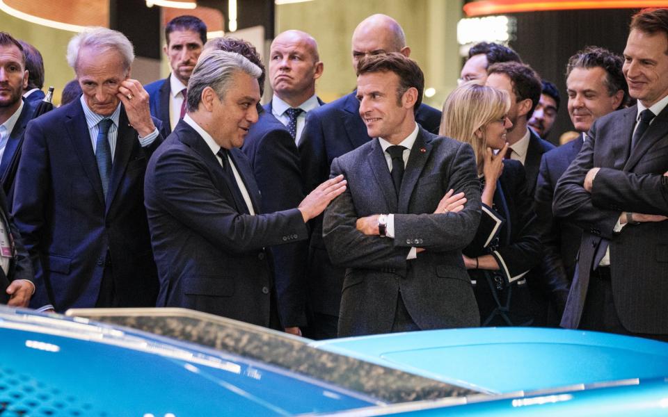 French President Emmanuel Macron (R) speaks with Renault CEO Luca de Meo at the Paris Motor Show - Richard Bord