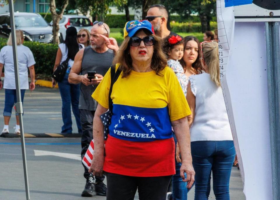 Delia Ravelo estuvo entre los miles de venezolanos exiliados que participaron en las elecciones primarias para elegir al candidato de la oposición para las elecciones presidenciales del próximo año, en el Miami Dade College West Campus en Doral, el domingo 22 de octubre de 2023.