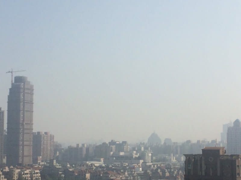 11月8日台中發生嚴重空污，台中市區一片灰濛濛。(攝影‧賴建信)
