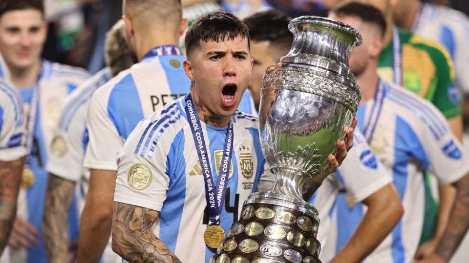 Enzo Fernández sostiene la Copa América tras el trinfuo de la Selección de Argentina