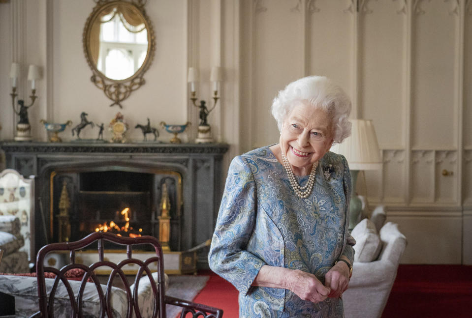 ARCHIVO - La reina Isabel II sonríe al recibir al presidente de Suiza Ignazio Cassis y su esposa, Paola Cassis, durante una audiencia en el Castillo de Windsor, el 28 de abril de 2022 en Windsor, Inglaterra. (Dominic Lipinski/Pool Photo vía AP, archivo)