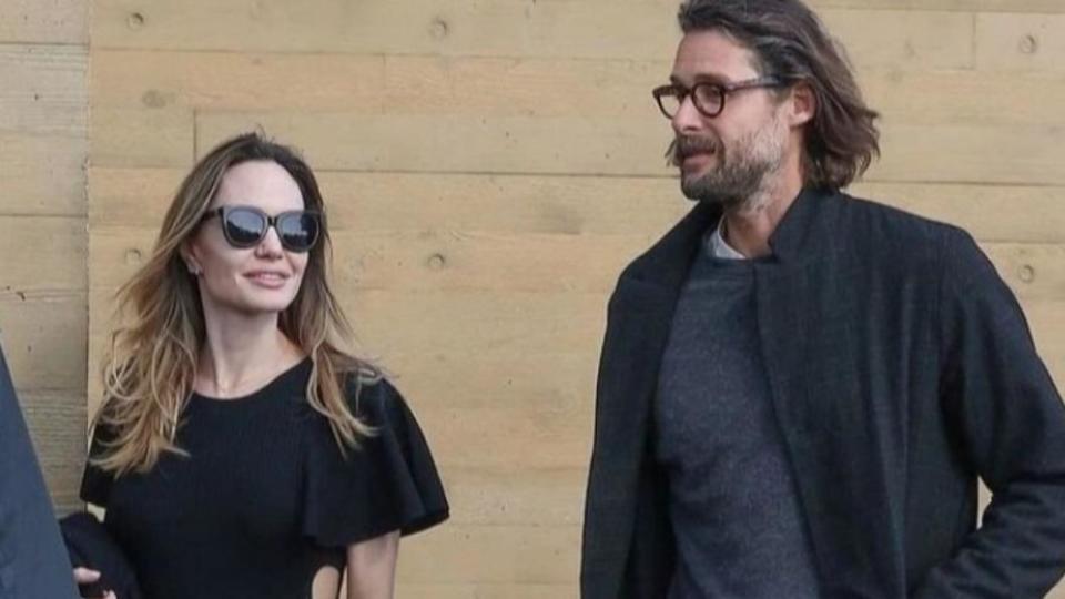47歲好萊塢女星安潔莉娜裘莉（Angelina Jolie），近日被拍到在洛杉磯與44歲百億富翁大衛（David Mayer de Rothschild）約會。（圖／翻攝自《Page Six》）