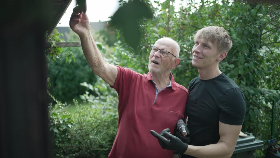 Sie können noch voneinander lernen: der 90-jährige Hans-Joachim (links) und sein Enkel Niklas (22) helfen sich im Alltag gegenseitig. Eine neue "37°"-Reportage zeigt, wie gelebter Generationenaustausch aussieht. (Bild: ZDF / Florian Lengert)