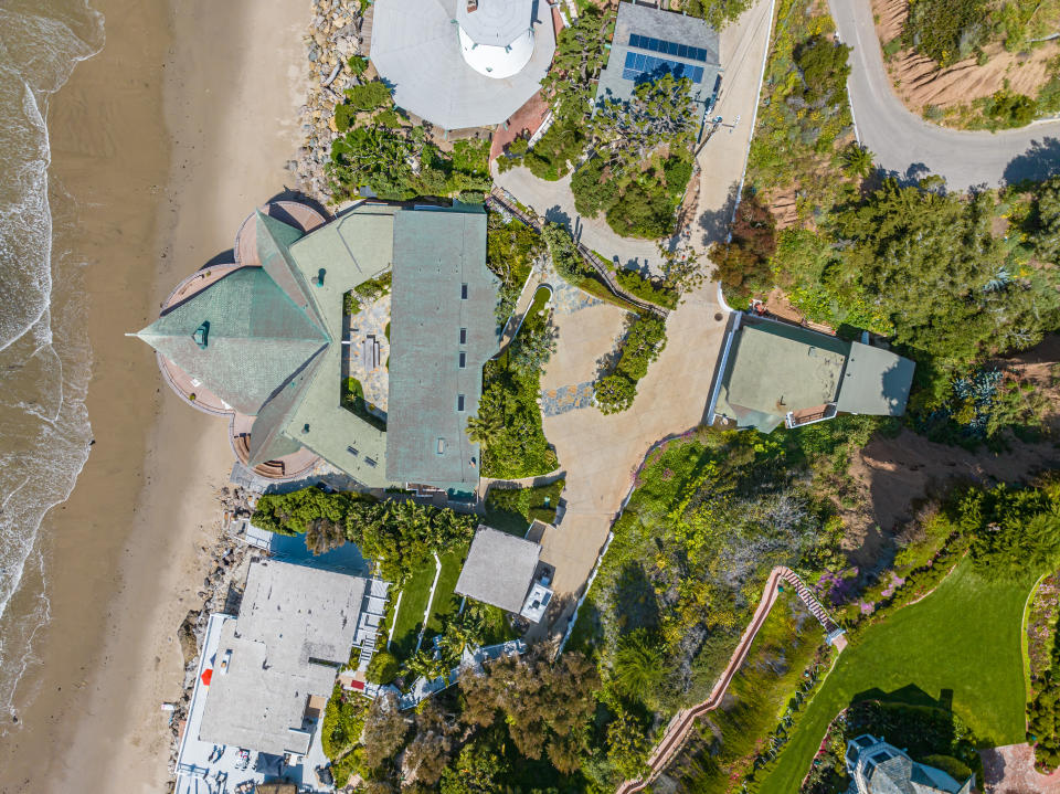 Wave House (la casa de la ola), diseñada por el arquitecto Harry Gesner, se encuentra en una de las áreas más cotizadas de California: Malibú. Foto: Cortesía de Douglas Elliman.