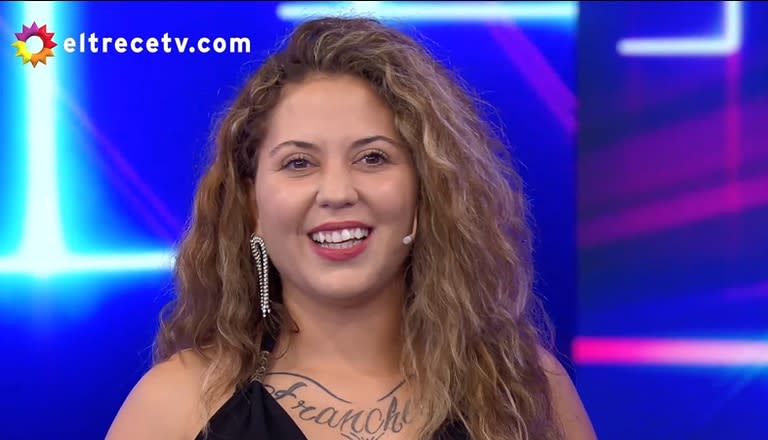 La doble de Shakira en Bienvenidos a bordo (eltrece) (Crédito: Captura de video eltrece)