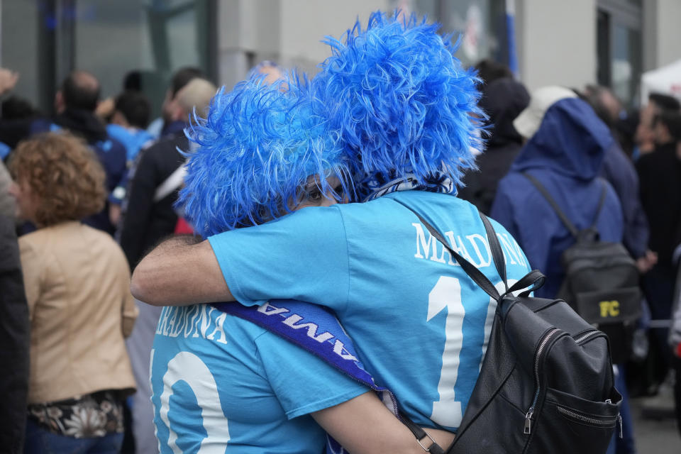 Seguidores del Napoli reaccionan en las calles de Nápoles tras el empate 1-1 contra Salernitana en la Serie A, el domingo 30 de abril de 2023. (AP Foto/Gregorio Borgia)