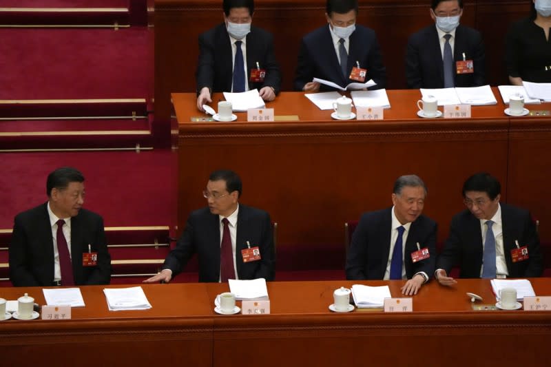 2023年3月5日，習近平與李克強在中國全國人民代表大會開幕式上交談。（美聯社）