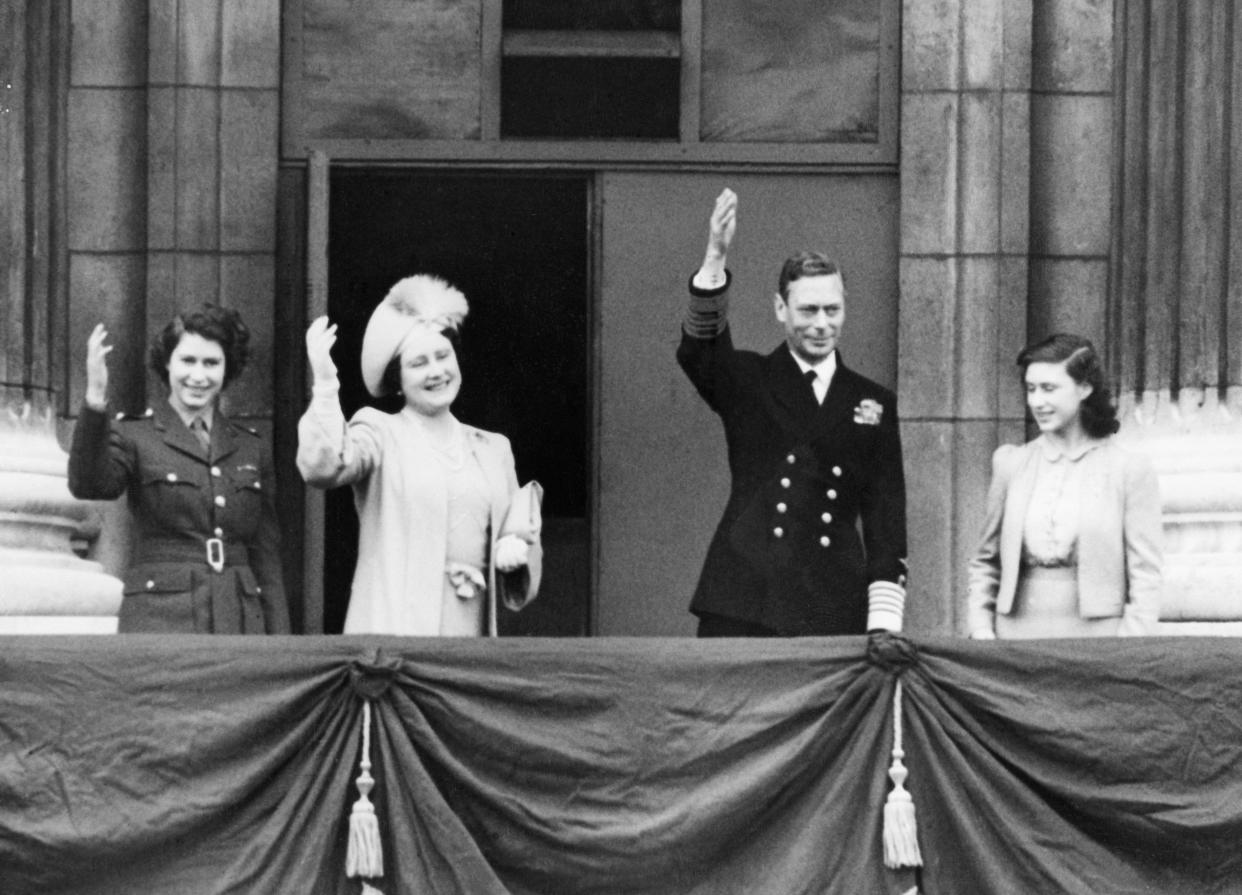 (Original Caption) 05/08/1945-London, England- Britain's Royal Family gathers on the balcony of Buckingham Palace to observe V-E Day. L-r: Heir Presumptive Princess Elizabeth; Queen Elizabeth; King George VI; and Princess Margaret Rose.