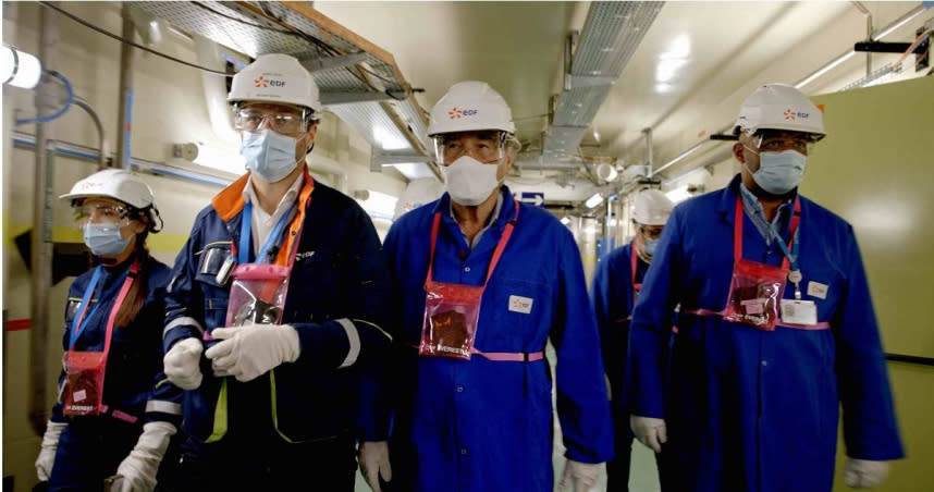導演奧立佛史東深入核電廠內部了解實際運作方式。（圖／佳映提供）