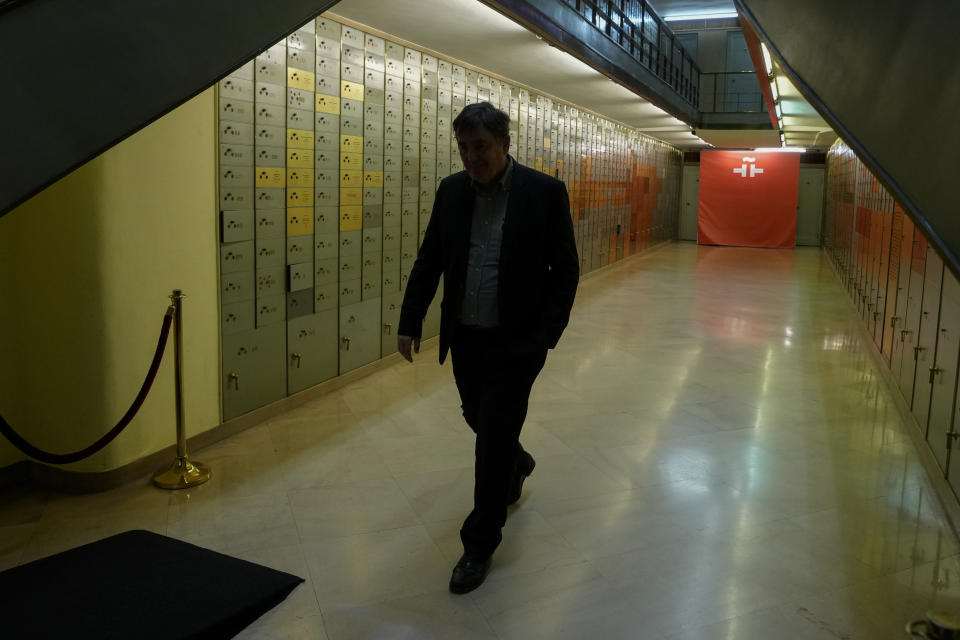 El director del Instituto Cervantes, Luis García Montero, pasea por el interior de una antigua cámara acorazada antes de una entrevista con The Associated Press en la sede de la institución en Madrid, el 24 de abril de 2024. En lugar de lingotes de oro, la antigua caja fuerte guarda ahora otro tipo de tesoros: manuscritos y otros objetos pertenecientes a figuras literarias y a intelectuales de habla hispana y del resto del mundo que han depositado allí sus legados para las futuras generaciones. (AP Foto/Paul White)