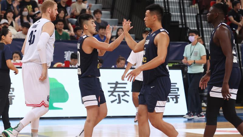 台灣白隊外線多點開花，輕取菲律賓笑納2連勝。（圖／中華籃協提供）