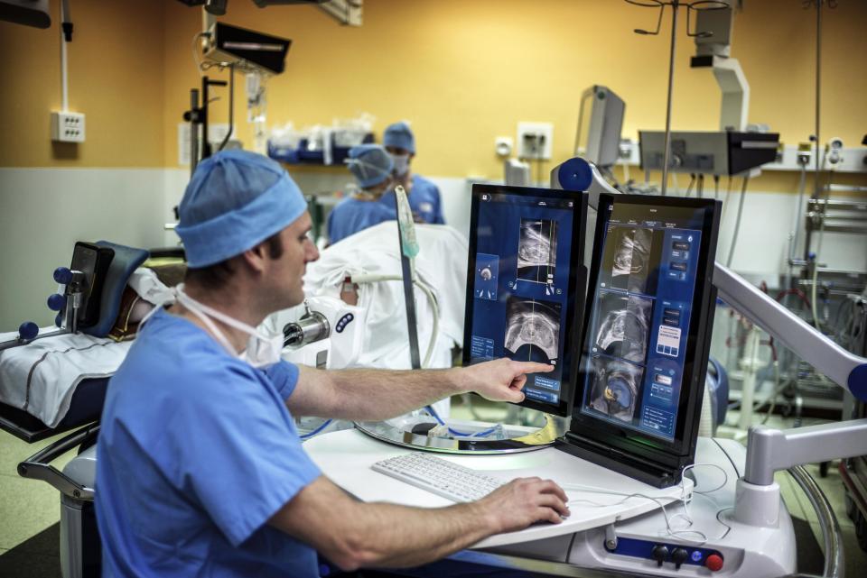 Un cirujano observa las pantallas de un dispositivo denominado Focal One, durante una tumorectomía de próstata asistida por robot ultrasonido, el 10 de abril de 2014 en el hospital Edouard Herriot de Lyon, Francia (AFP | JEFF PACHOUD)