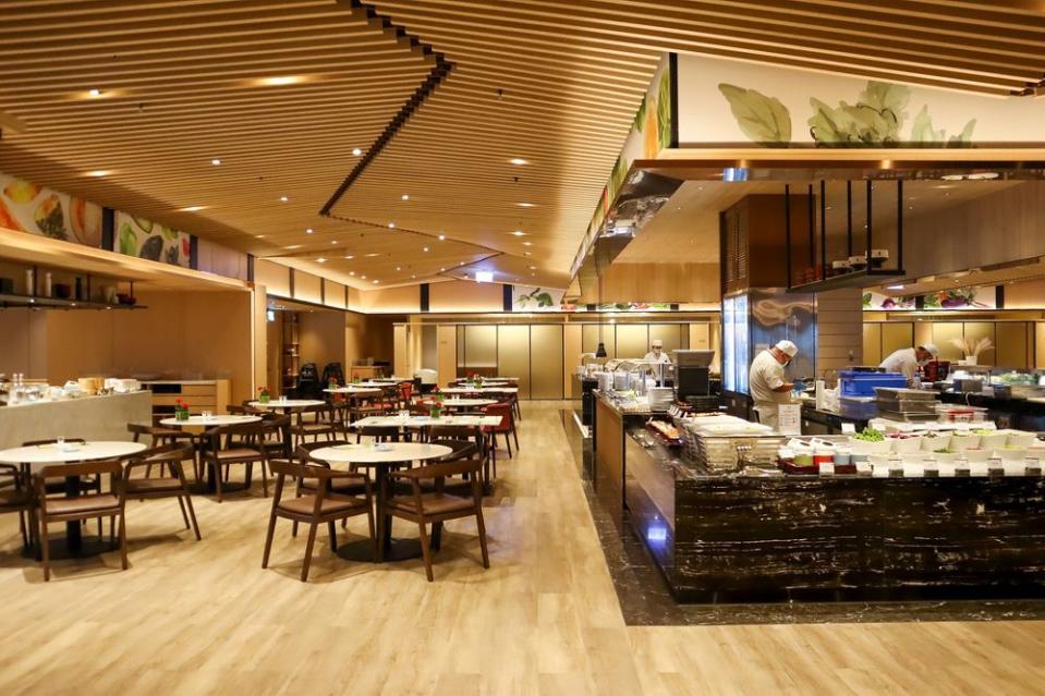 圖：高雄萬豪酒店-5月13至14日來「京享蔬食百匯餐廳」用餐，限量贈送每位媽媽一瓶桂圓銀耳露。（高雄萬豪提供）