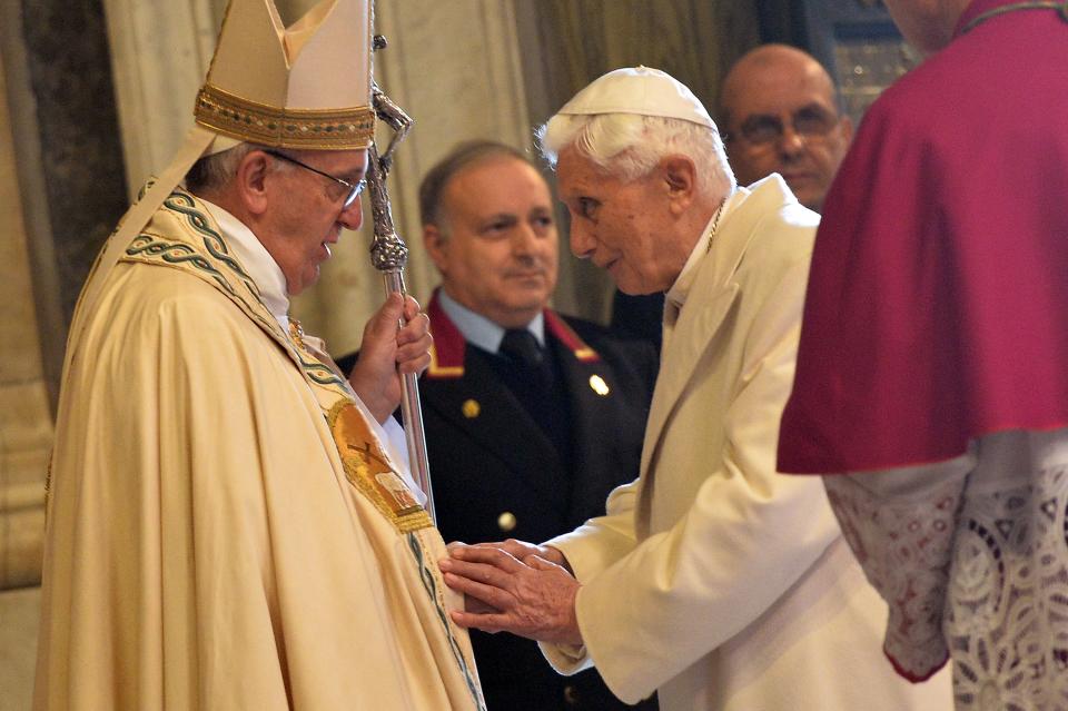 Francisco y Benedicto XVI se saludan en 2015. (ALBERTO PIZZOLI/AFP via Getty Images)