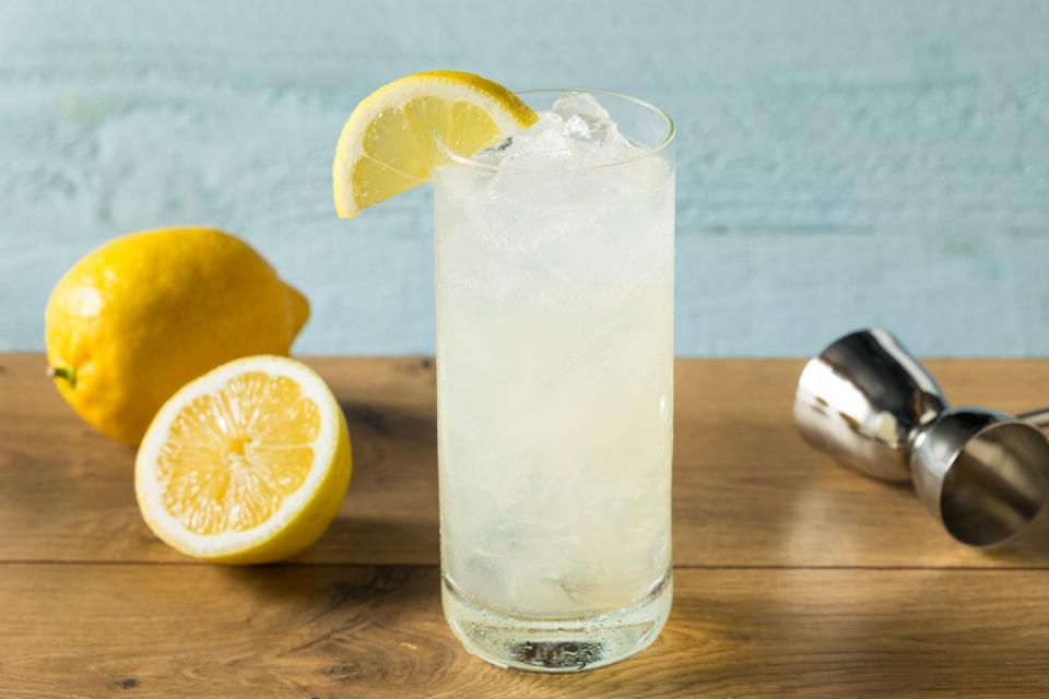 refreshing gin tom collins cocktail