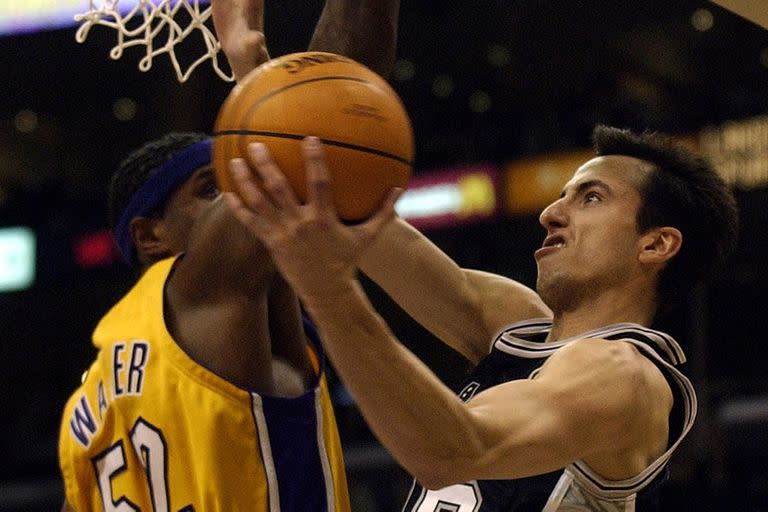 Emanuel Ginóbili de los Spurs supera a Samaki Walker de los Lakers el martes 29 de octubre de 2002 en el Staples Center de Los Ángeles durante el juego inicial de la temporada