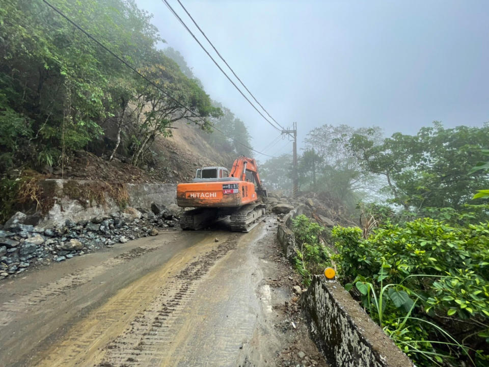 918地震造成玉里赤科山路坍方受阻，23日全線搶通，近日大雨又發生多處邊坡坍方、落石情形，鎮公所呼籲民眾暫時勿上山。（玉里鎮公所提供）