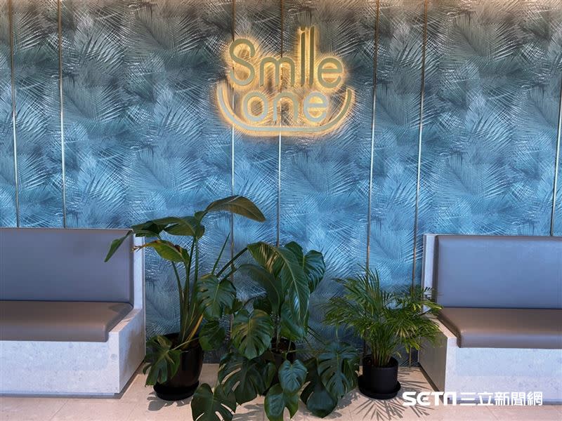 港都最高火鍋餐廳「Smile One精緻涮涮鍋」，不少人都選擇坐在窗邊賞美景大啖海鮮。（圖／記者馮珮汶攝）