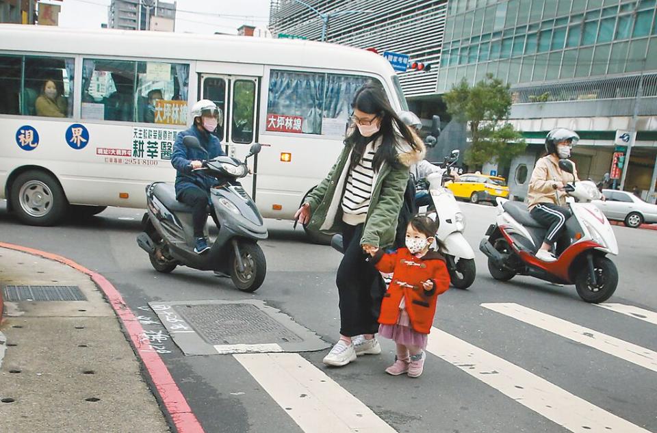 台灣交通安全被外媒報導形容為「行人地獄」，顯示行人在路上面臨許多威脅。（本報資料照片）