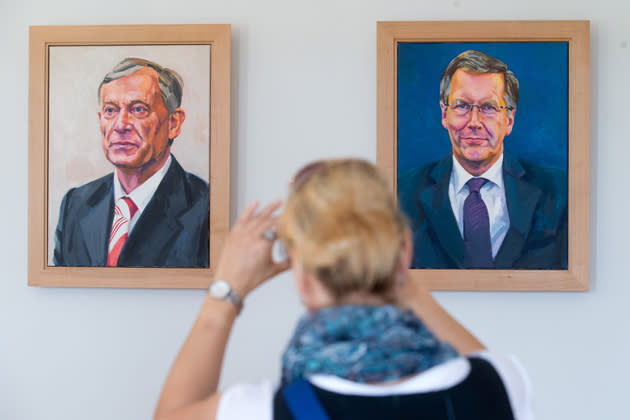 Christian Wulff (r.) ist wie sein Vorgänger Horst Köhler (l.) nur noch als Gemälde im Schloss Bellevue vertreten (Bild: dpa)