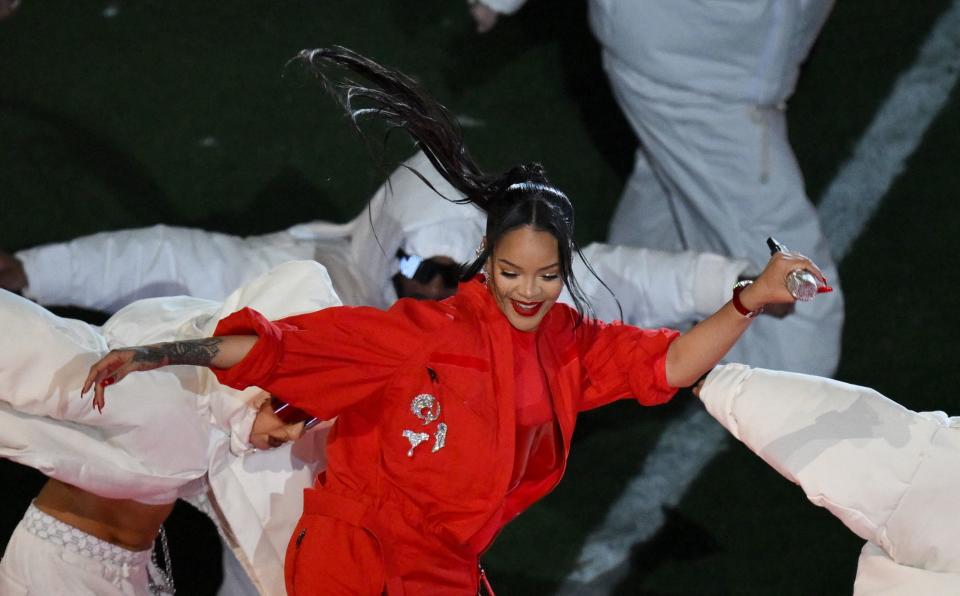 蕾哈娜利用高低舞台，為世界盃中場秀帶來精彩表演。（AFP）