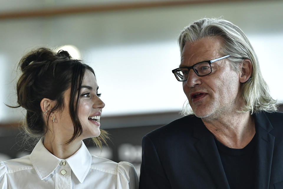 La actriz Ana de Armas y el director de "Blonde" Andrew Dominik en una sesión fotográfica en la 70a edición del Festival de Cine de San Sebastián, en San Sebastián, en el norte de España, el 24 de septiembre de 2022. (Foto AP/Álvaro Barrientos)