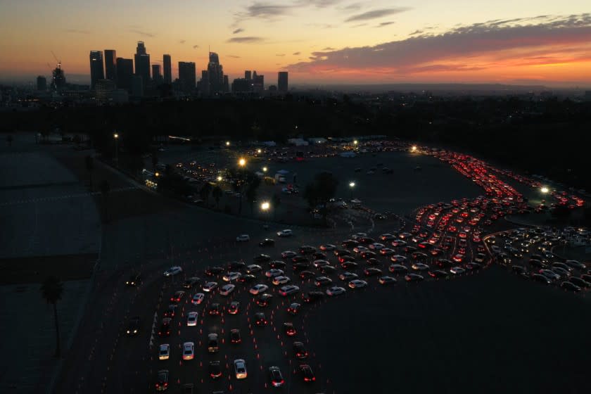 Los Angeles, California-Jan. 4, 2021-There was a long wait for COVID-19 testing at Dodger Stadium, in Los Angeles, where a new site was established to cut back on traffic effecting local residents. (Carolyn Cole / Los Angeles Times)