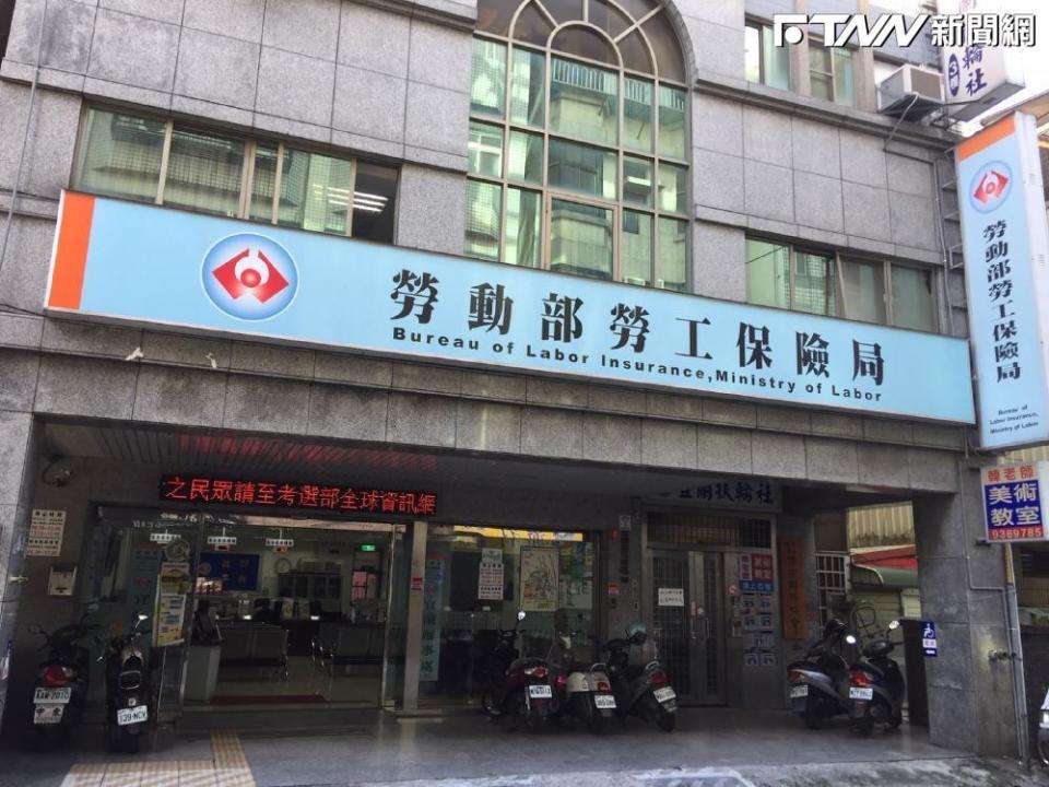 從今年起，勞保老人給付請領年齡，要滿64歲才可請領。