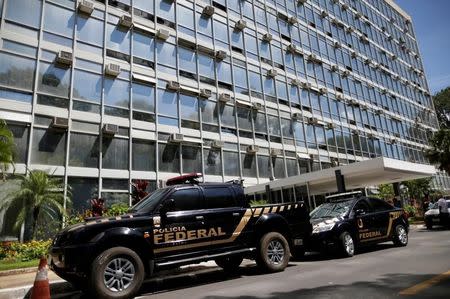 Vehículos de la Policía Federal de Brasil frente al Ministerio de Agricultura durante la operación "La carne es débil" en Brasilia. 17 de marzo de 2017. La Policía Federal de Brasil allanó el viernes decenas de oficinas de procesadores de carne, incluyendo las de los gigantes JBS y BRF, tras dos años de investigar supuestos sobornos a reguladores para que relajaran sus controles. REUTERS/Ueslei Marcelino