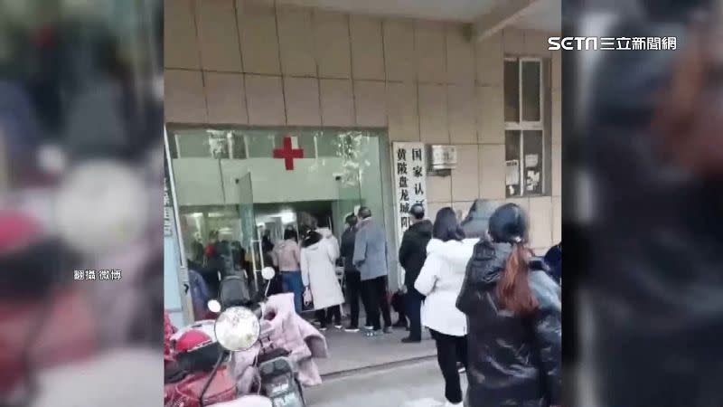 放寬防疫管制後，中國大陸許多醫院出現人滿為患的情況。（資料照／翻攝自微博）