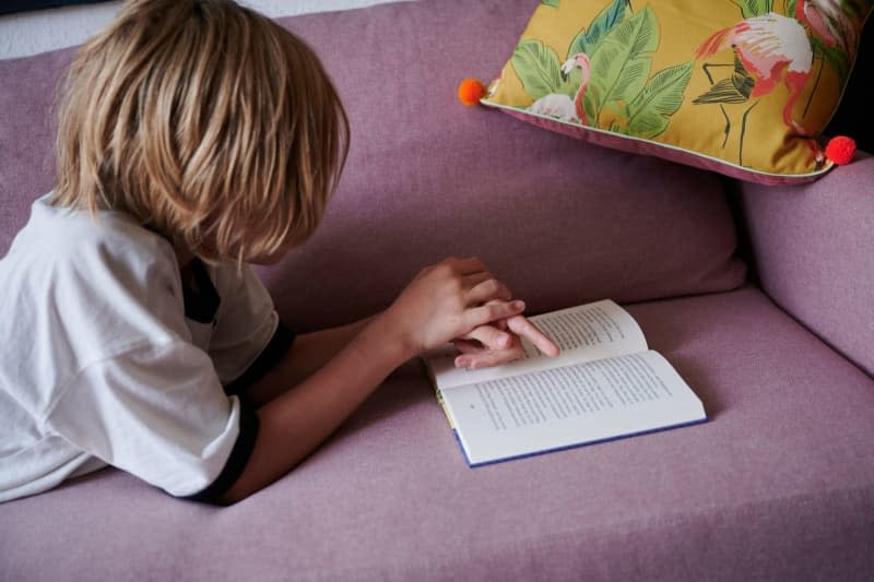 Children with a reading disorder invest a lot of energy in recognising words. This energy is often no longer sufficient to understand the meaning of the text. Annette Riedl/dpa