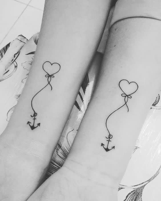 <p>Warum mit Herz und Anker nicht gleich zwei beliebte Tattoos miteinander kombinieren?<br>(Foto: Instagram/@rossanascaravella) </p>