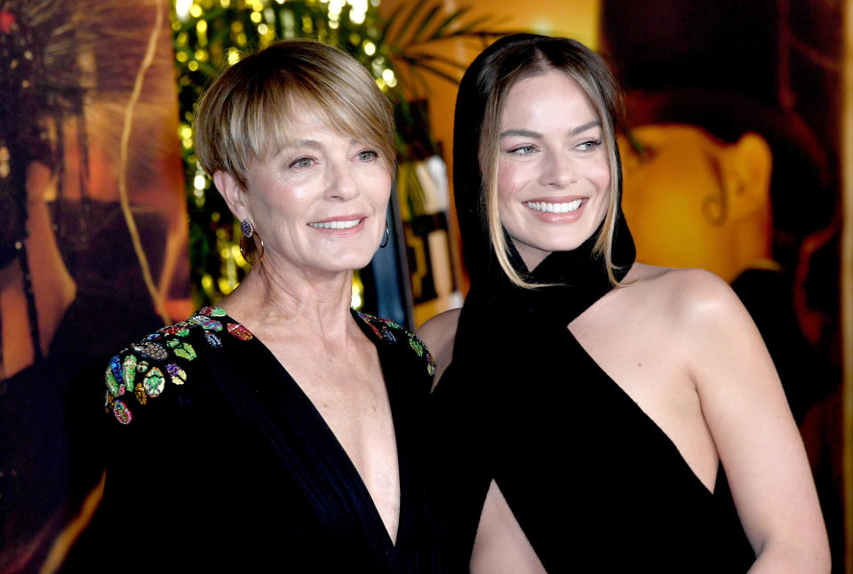 LOS ÁNGELES, CALIFORNIA - 15 DE DICIEMBRE: Margot Robbie y su madre Sarie Kessler asisten a la proyección de estreno mundial de 