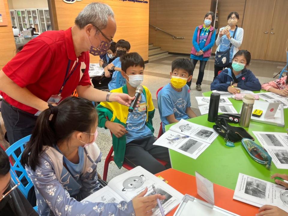 參加學生在永慶高中進行「簡吉紀念展」導覽及分組活動。（記者張翔 翻攝）