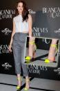 Modemuffel Kristen Stewart gibt sich die volle Dröhnung und tauscht ausgelatschte Chucks gegen Neon-High-Heels. Bei der Premiere von „Snow White and the Huntsman“ in Mexiko City bringt die Schauspielerin mit ihren Louboutin-Knallern das langweilige, schwarze Filmplakat im Hintergrund zum Leuchten. (Bild: Getty Images)