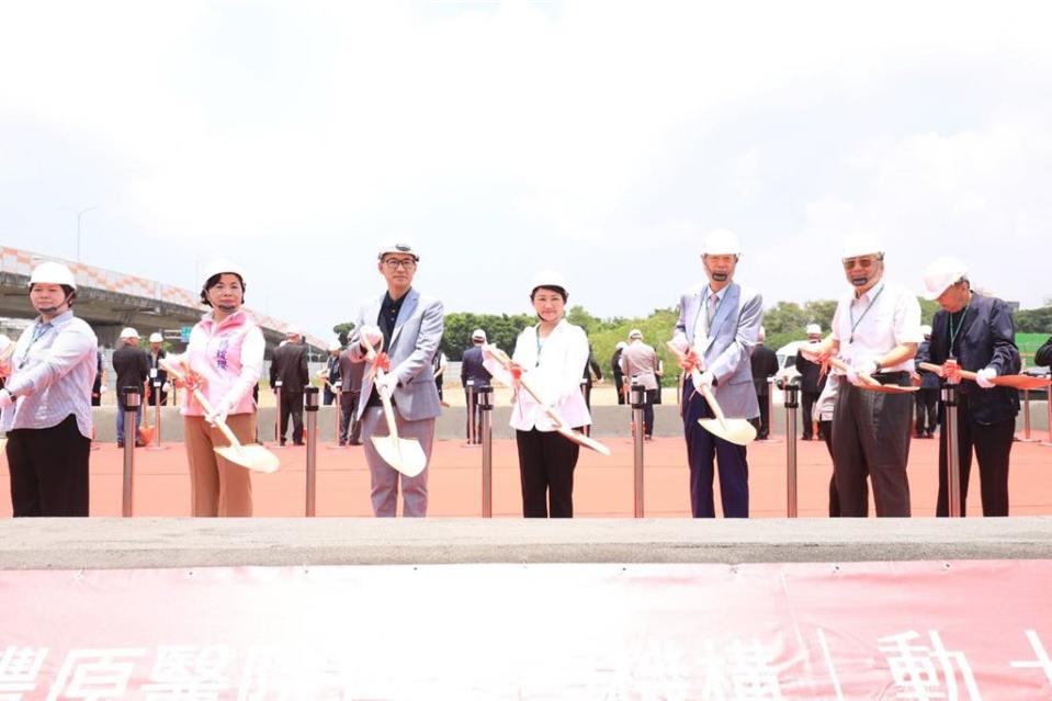 台中市長盧秀燕（中）、亞大創辦人蔡長海（右三）、立法院副院長江啟臣（左三）6日共同為「亞洲大學豐富健康產業園區」執鏟動土。圖／中市府提供