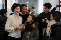 Italian Prime Minister Matteo Renzi and his wife Agnese (L) smile as they wait to cast their votes with they children during the referendum on constitutional reform, in Pontassieve, near Florence, northern Italy December 4, 2016. REUTERS/Paolo Lo