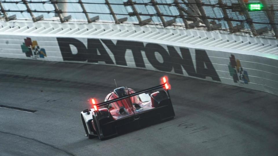 在美國佛羅里達州Daytona國際賽車場為期兩天的試車中，保時捷963由保時捷Penske賽車隊在蜿蜒的橢圓形賽道總共行駛了397趟。