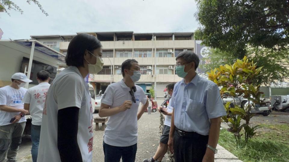 羅智強抵雲林陪子弟兵陳芳盈徒步拜票，與朱立倫共進晚餐沒所謂破冰說。（記者陳正芬攝）