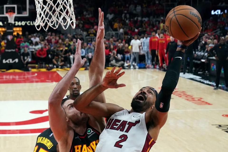 El jugasdor del Heat Gabe Vincent (2) tira al aro ante la marca de Danilo Gallinari, de los Hawks, en el cuarto partido de la serie de primera ronda de los playoffs, celebrado el 24 de abril de 2022 en Atlanta.