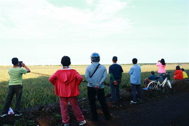 佳冬戰備跑道戰機起降太壯觀，4公里外也有民眾聚集圍觀。（謝佳潾攝）